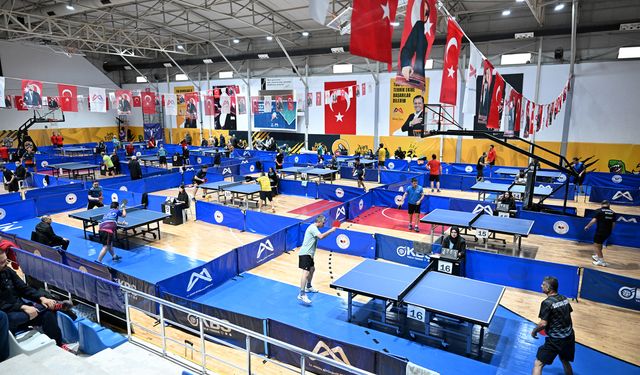 Veteranlar, masa tenisi turnuvasında ter döktü