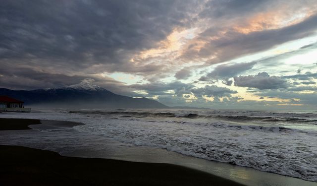 Yağmur sonrası sahilde kartpostallık görüntüler