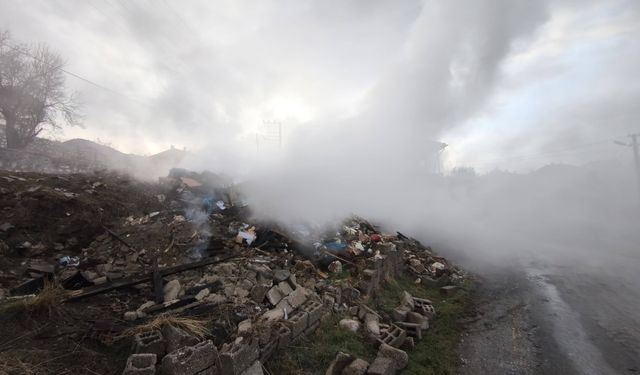 Yangında evinde mahsur kaldı