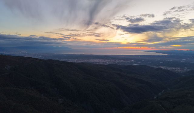 Yaylalarda kar ve sis, eşsiz manzaralar oluşturdu