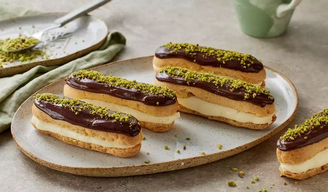 Vitrin Tatlısı Ev Mutfağına Düştü – Ekler Pasta Yapınca İşin Rengi Değişti