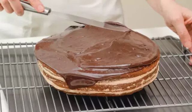 Çaydanlık Dibindeki Mucize - Bu Pasta Misafirleri Şaşkına Çevirir!