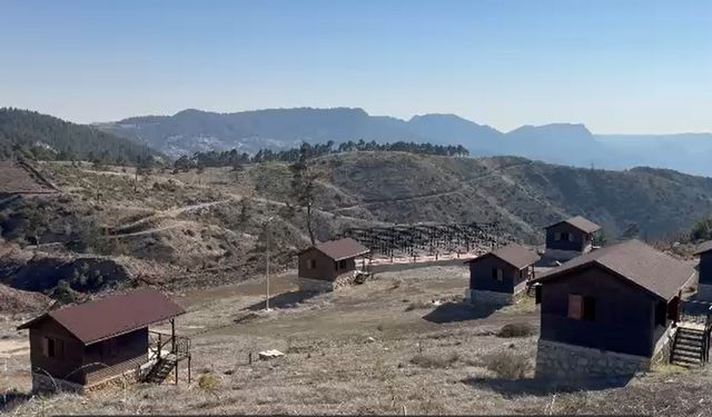 Toroslar’da 10 Yıldır Kilitli Kalan Turizm Tesisi Çürüyor