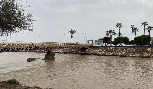 Dikkat! Mezitli’de Yaya Köprüsü Geçişe Kapatıldı