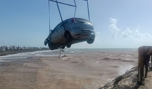 Mersin’de aracıyla denize düşen sürücüyü Sahil Güvenlik kurtardı