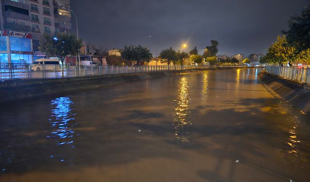 Adana'da sağanak yağış; yollar göle döndü