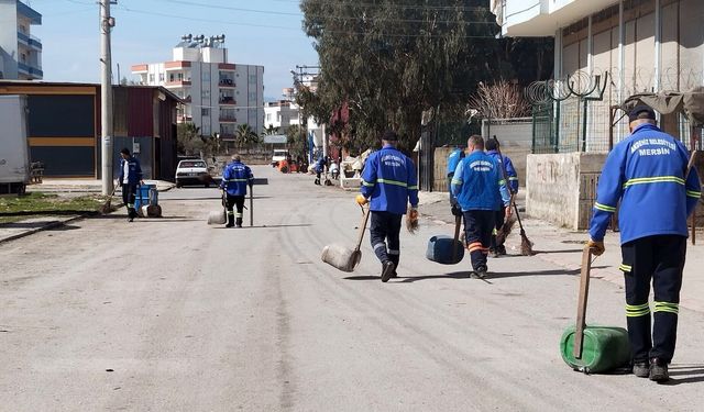 Mersin Akdeniz Belediyesi'nden ilçe genelinde yoğun temizlik mesaisi