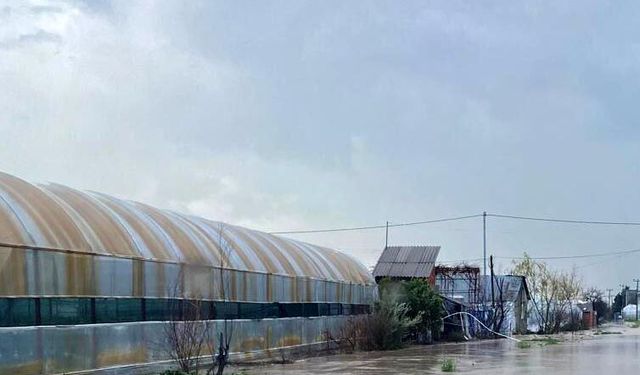 Antalya'da sağanak hayatı olumsuz etkiledi