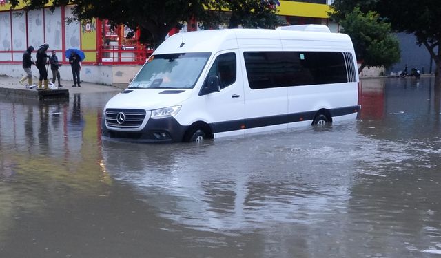 Antalya'da sağanak hayatı olumsuz etkiledi