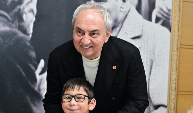 Başkan Kocagöz, öğrencilere gözlüklerini teslim etti