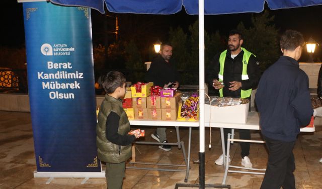 Berat Kandili'nde lokma ve kandil simidi ikramı