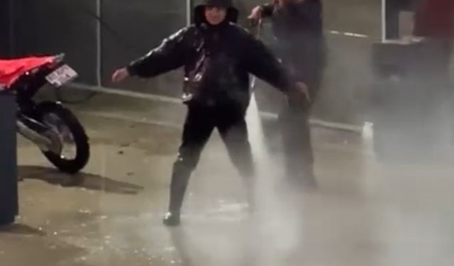 Çamurlu araziden dönen motosiklet sürücüsü, basınçlı suyla temizlendi