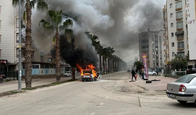 Ceyhan'da seyir halindeki otomobil yandı: 3 hafif yaralı