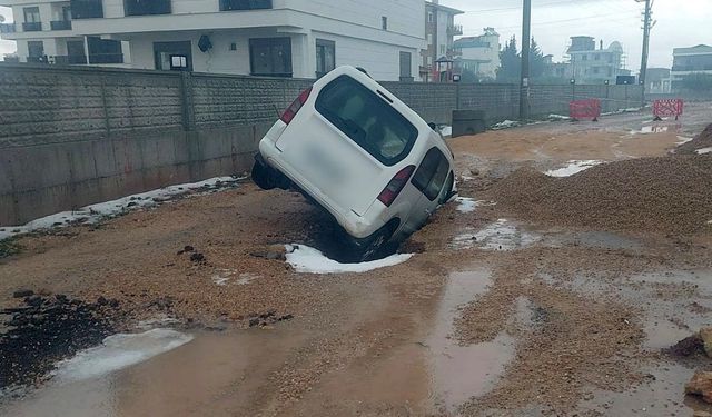 Çöken yola araç düştü