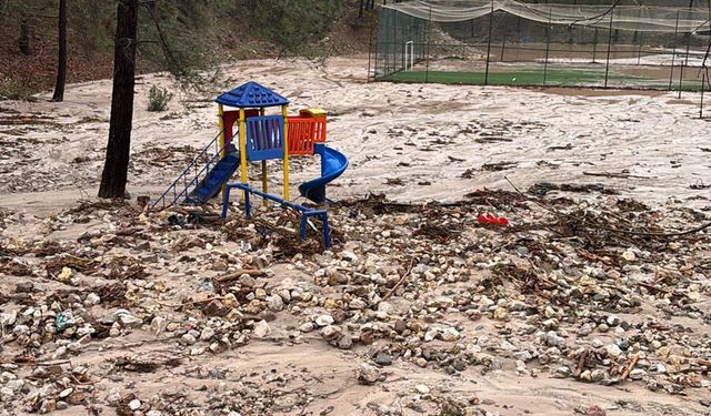 Dere taştı, arazi ve bahçeleri su bastı