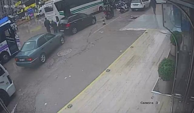 Devrilen motosikletin sürücüsü, otobüsün altında kalmaktan son anda kurtuldu; o anlar kamerada