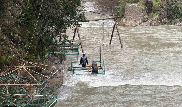 Dim Barajı'ndan su tahliyesi