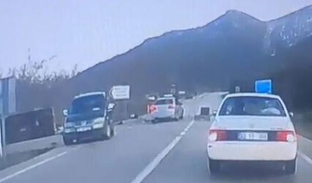 Eğirdir'de iki araç çarpıştı: 5 yaralı (2)