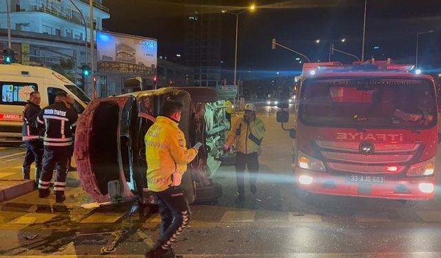 Hasta taşıyan ambulansa cipin çarptığı kaza kamerada; 5 yaralı