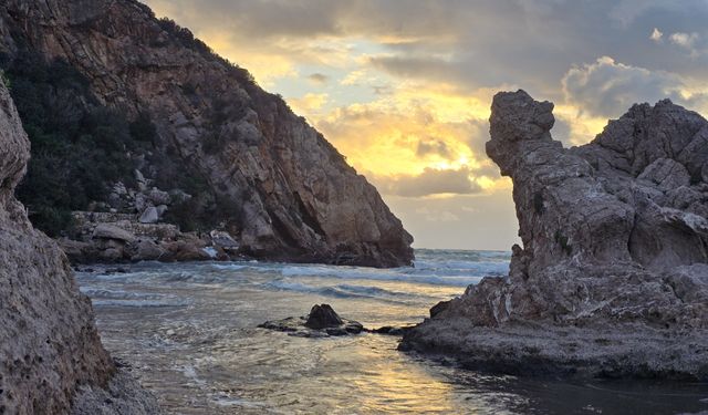 Hatay sahilinde gün batımında renk cümbüşü büyüledi