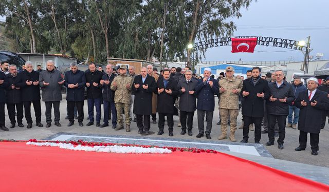 Hatay'da depremde hayatını kaybedenler, mezarları başında anıldı