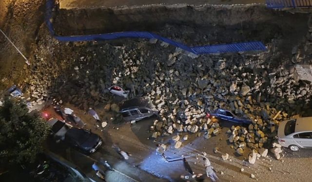 Hatay'da istinat duvarı park halindeki araçların üstüne devrildi (2)