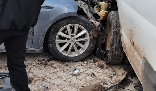 Hatay'da öğrenci servisi ile otomobil çarpıştı: 15 yaralı