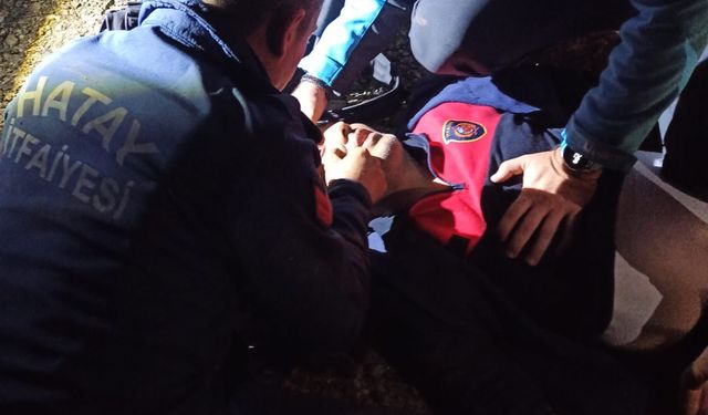 Hatay'da uçurumdan yuvarlanan kepçeden atlayan operatör yaralı kurtarıldı