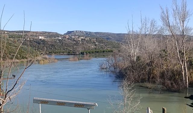 Irmak taştı, şantiye ile narenciye bahçelerini su bastı