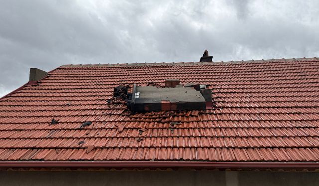 Isparta'da 2 minarenin alemi rüzgardan yıkıldı