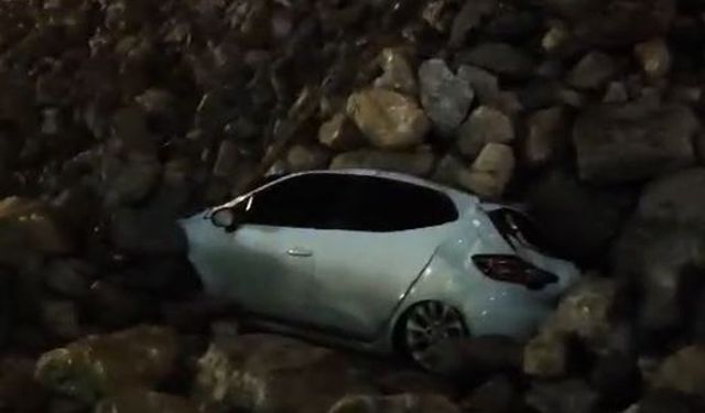 İstinat duvarının park halindeki araçların üstüne çöktüğü anlar kamerada