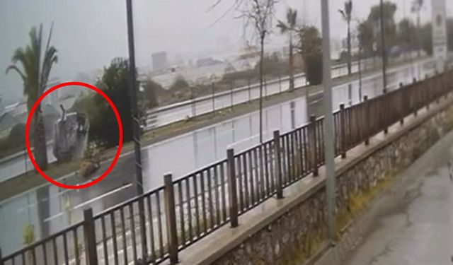 Kontrolden çıkan otomobil refüjdeki ağaca çarparak ters döndü