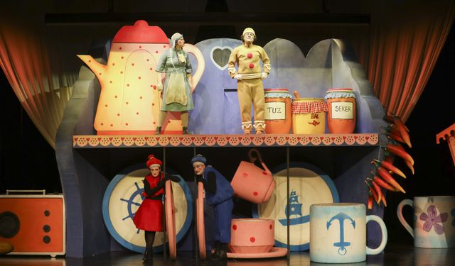 Mersin'de 50 bin çocuk tiyatro ile buluştu