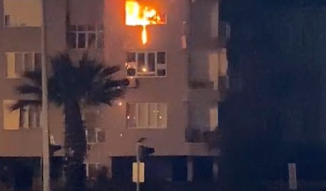 Mersin'de ev yangını; 2 kişi dumandan etkilendi