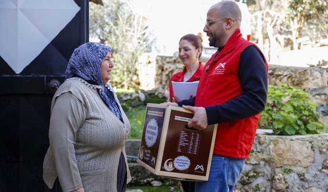 Mersin'de ramazan dayanışma paketi dağıtımları başladı