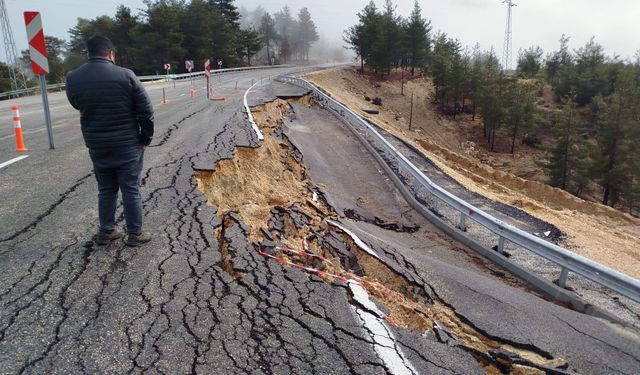 Mersin'de sağanak sonrası yol çöktü