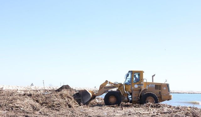 Millet bahçesi sahili balçıktan temizleniyor