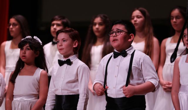 Minik kalpler depremde hayatını kaybedenleri andı