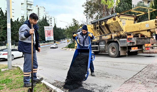 Muratpaşa'da yollar onarılıyor