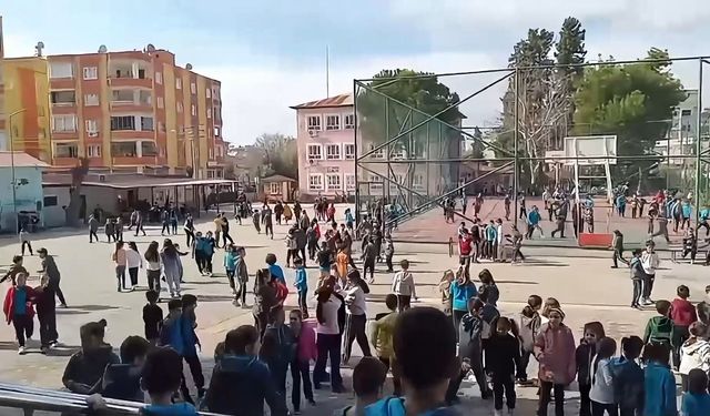 Osmaniye'de öğrenciler ilahiye hep bir ağızdan eşlik etti