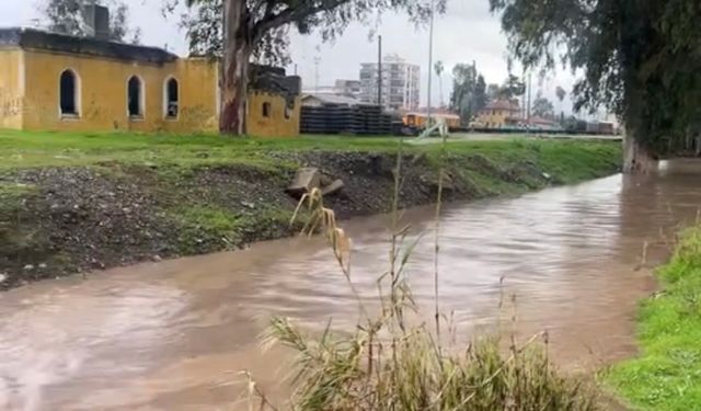 Osmaniye'de sağanak; yollar göle döndü