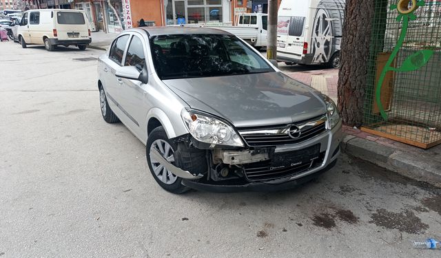 Otomobille çarpışan motosikletin sürücüsü yaralandı