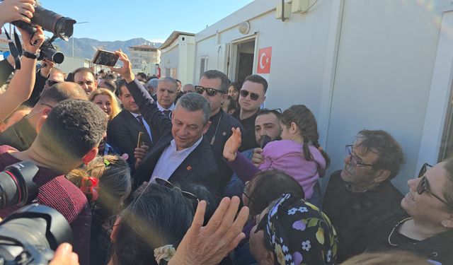 Özgür Özel, deprem şehitliğini ziyaret etti (2)