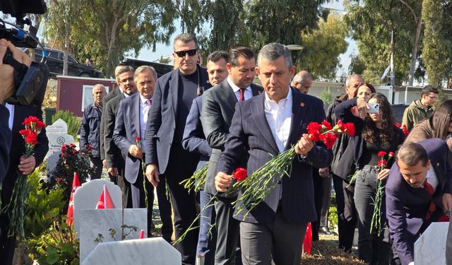 Özgür Özel, deprem şehitliğini ziyaret etti