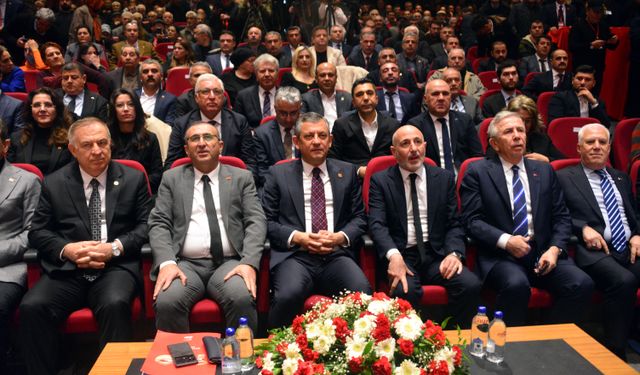 Özgür Özel, Kahramanmaraş'ta depremde ölenlerin mezarlarını ziyaret etti (2)