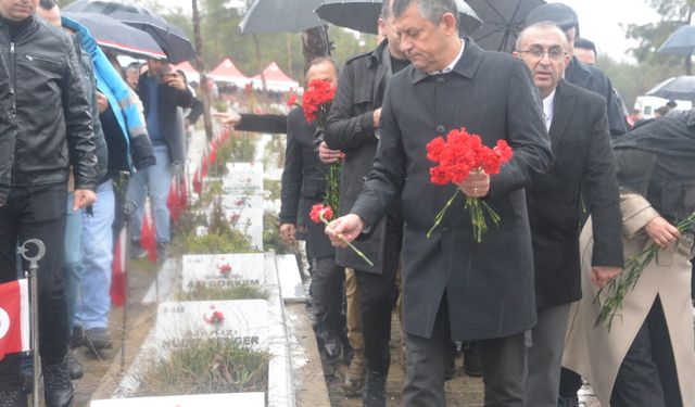 Özgür Özel, Kahramanmaraş'ta depremde ölenlerin mezarlarını ziyaret etti