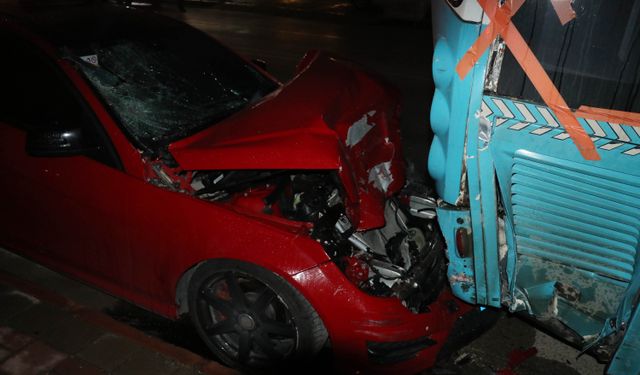 Park halindeki otobüse çarpan otomobil hurdaya döndü: 1 yaralı