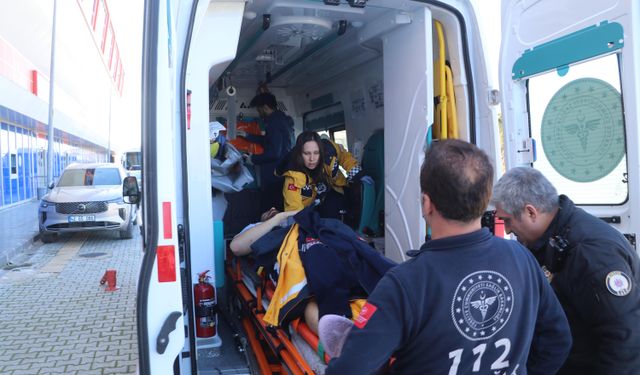 Rakibiyle çarpışan hentbolcu hastaneye götürüldü