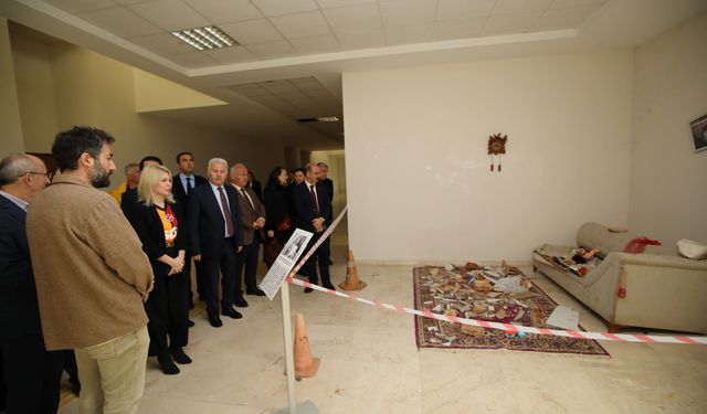 Rektör Özkan İlahiyat Fakültesi'nde ağaç dikti, Gazze sergisini gezdi