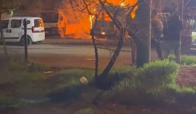 Tartıştığı kız arkadaşı ile annesinin araçlarını kundakladı; olay anı kamerada